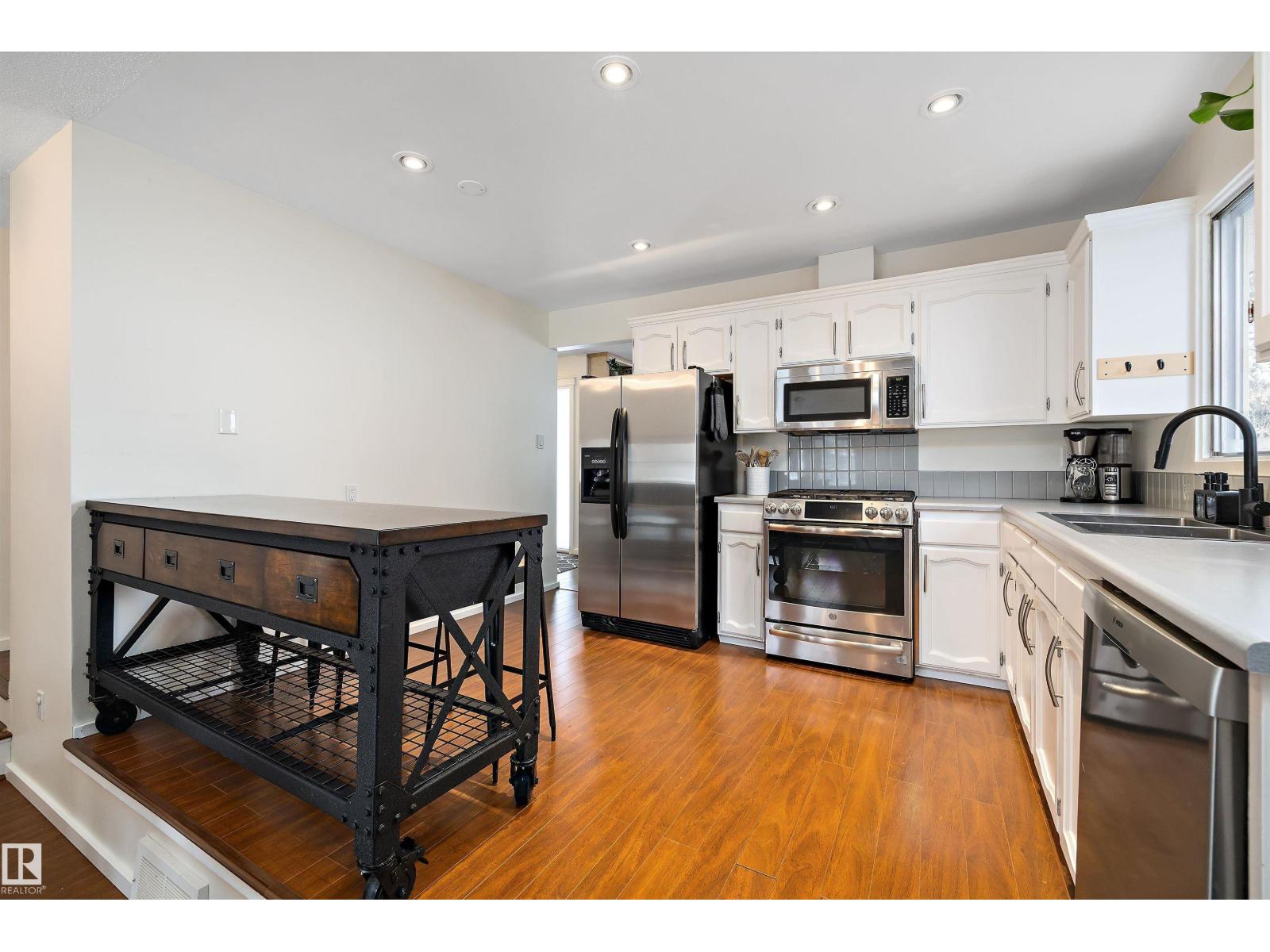 Single Family House Bungalow for Sale in  BEACON CR St. Albert 