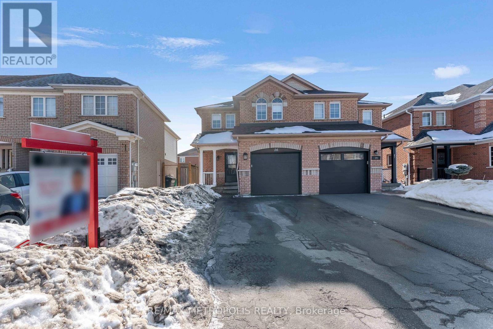 16 TWIN PINES CRESCENT - Photo 2 of 46, Brampton (Northwest Sandalwood Parkway), Ontario