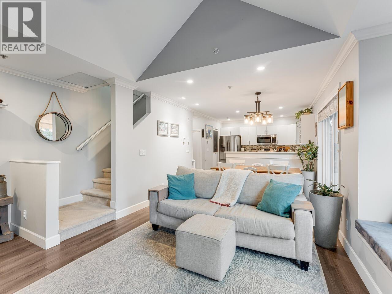 18 1073 LYNN VALLEY ROAD, North Vancouver