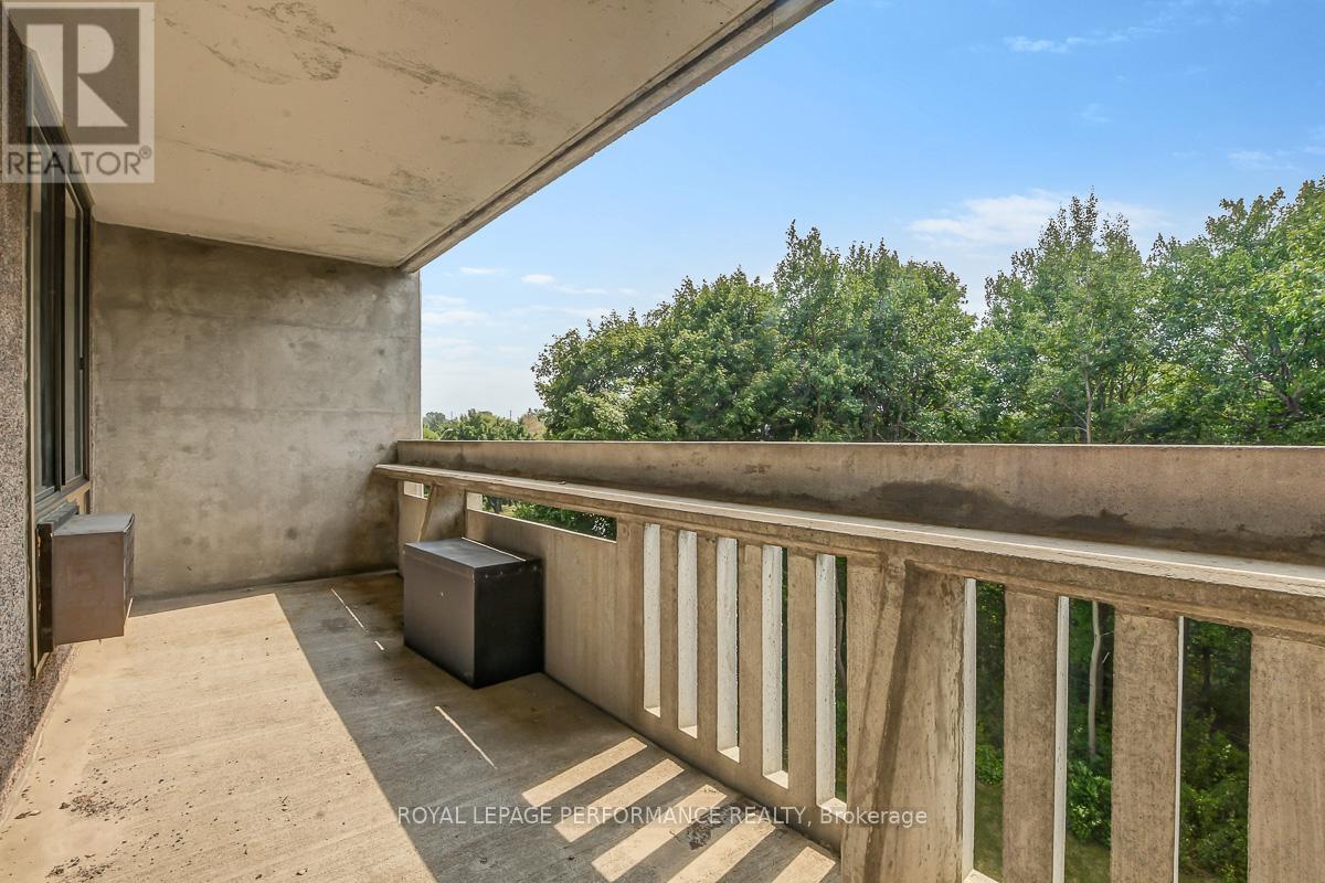 #404 415 GREENVIEW AVENUE - 18