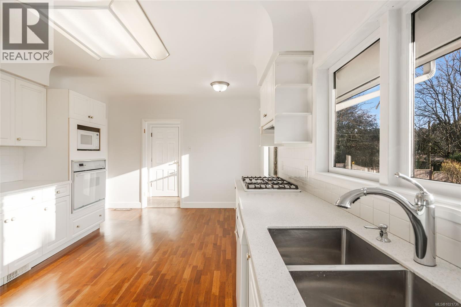 441 Memorial Ave, Qualicum Beach