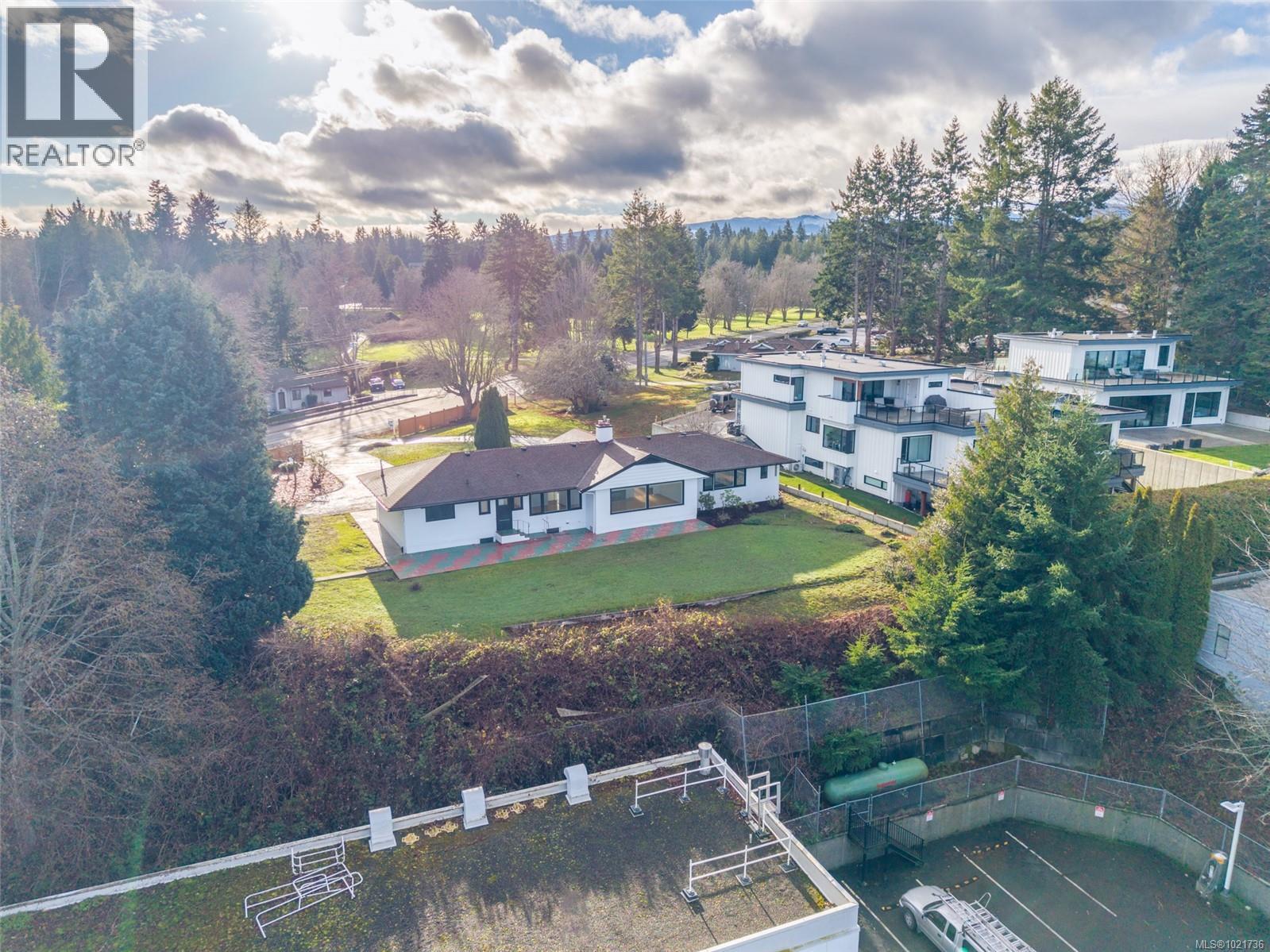 441 Memorial Ave, Qualicum Beach