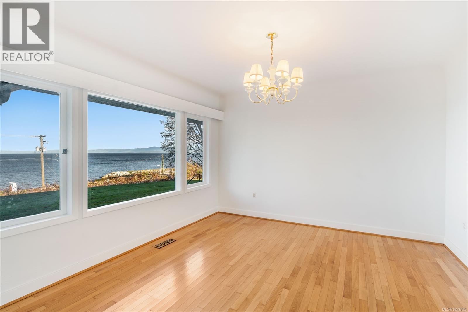 441 Memorial Ave, Qualicum Beach