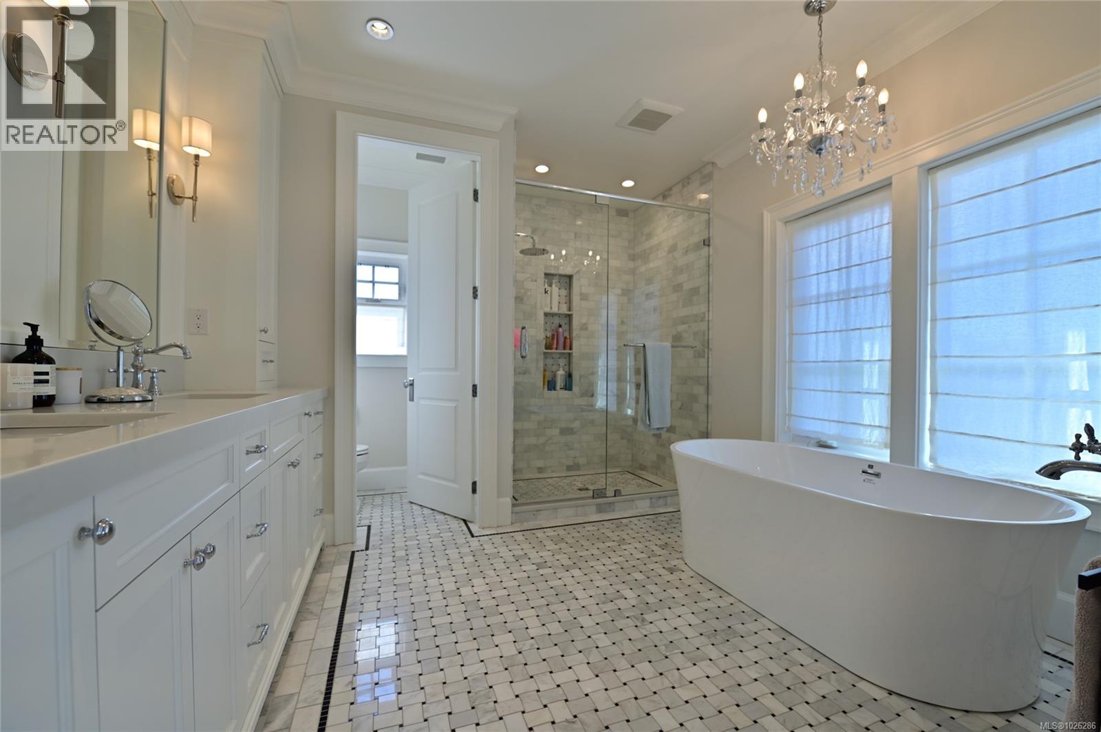 2777 Dewdney Ave - 18