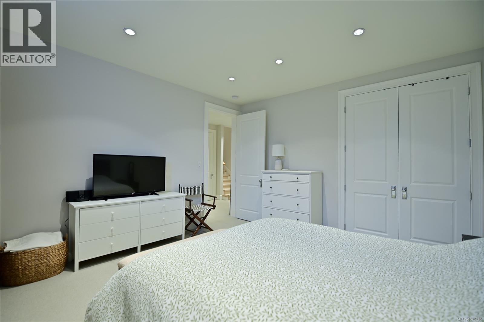  2777 Dewdney Avenue, Oak Bay