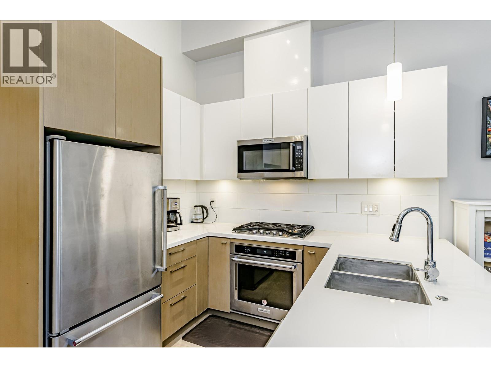 102 28 E ROYAL AVENUE, New Westminster