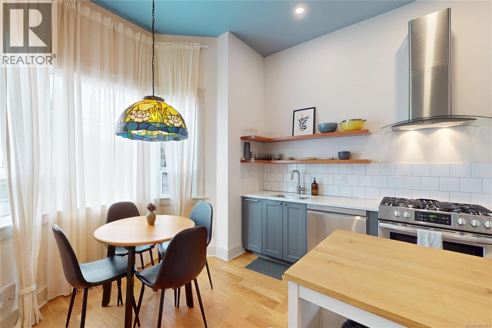  1709 Fernwood Road, Victoria