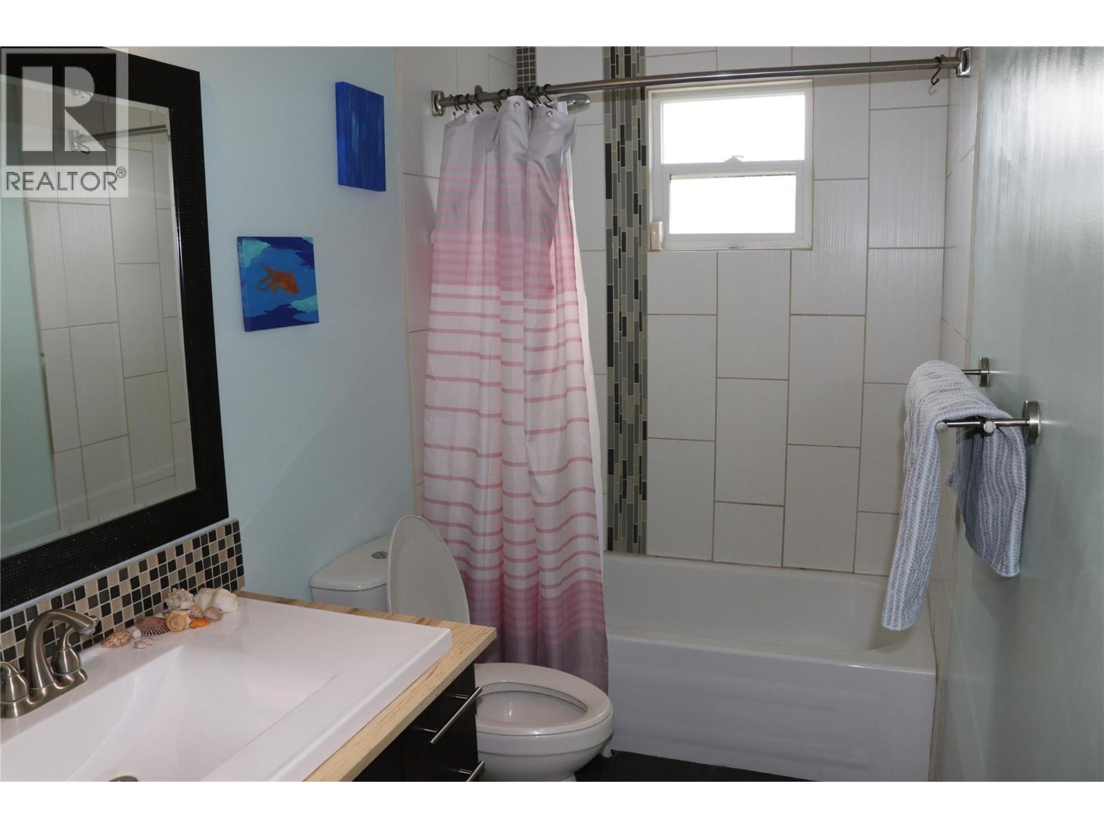 304 5TH  NW Street, Nakusp