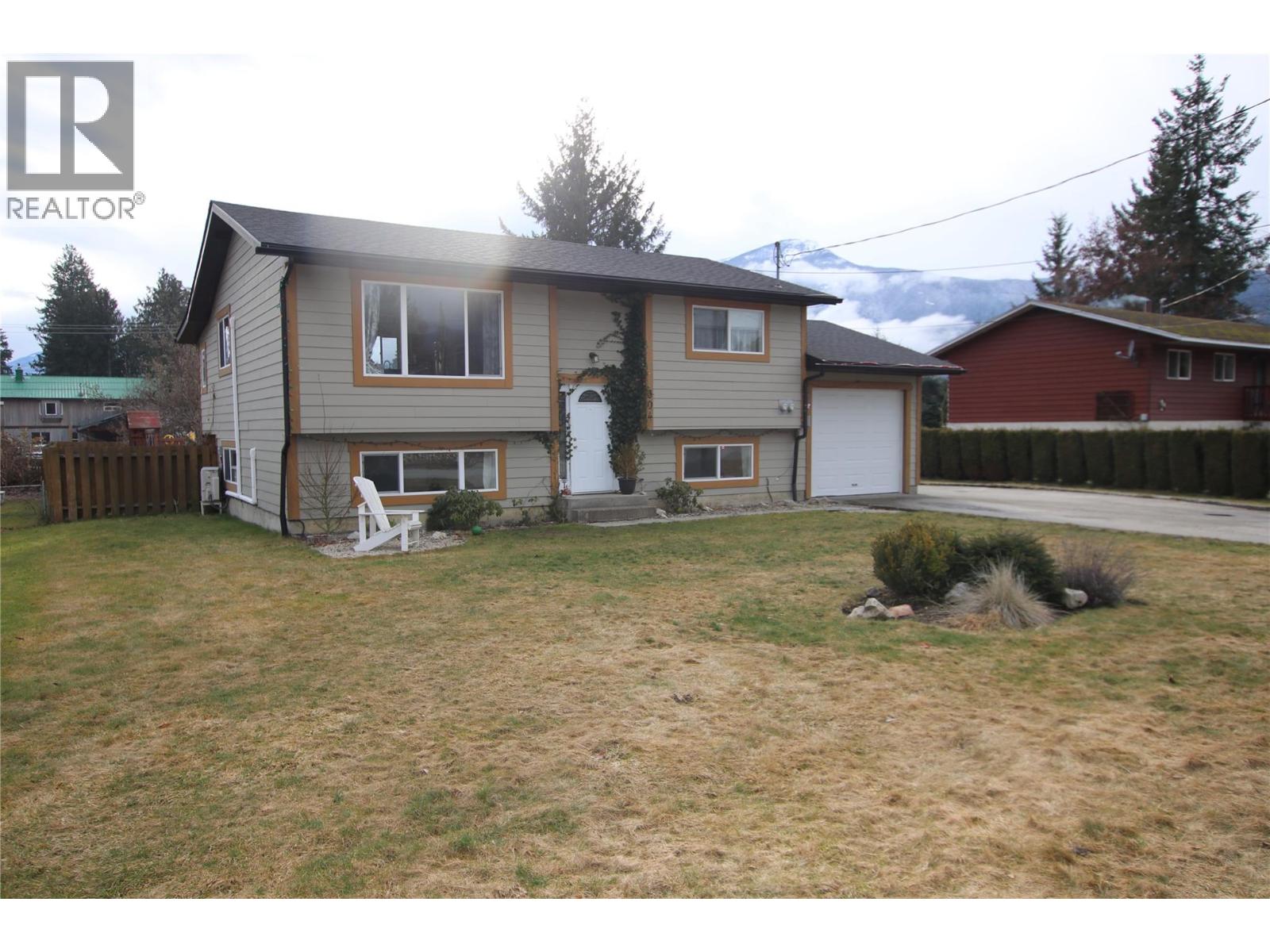 304 5TH  NW Street, Nakusp