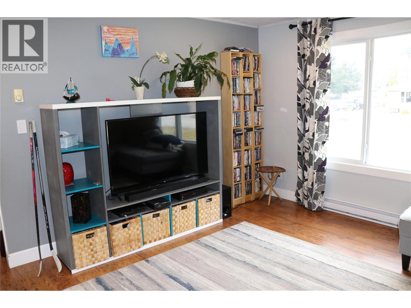 304 5TH  NW Street, Nakusp