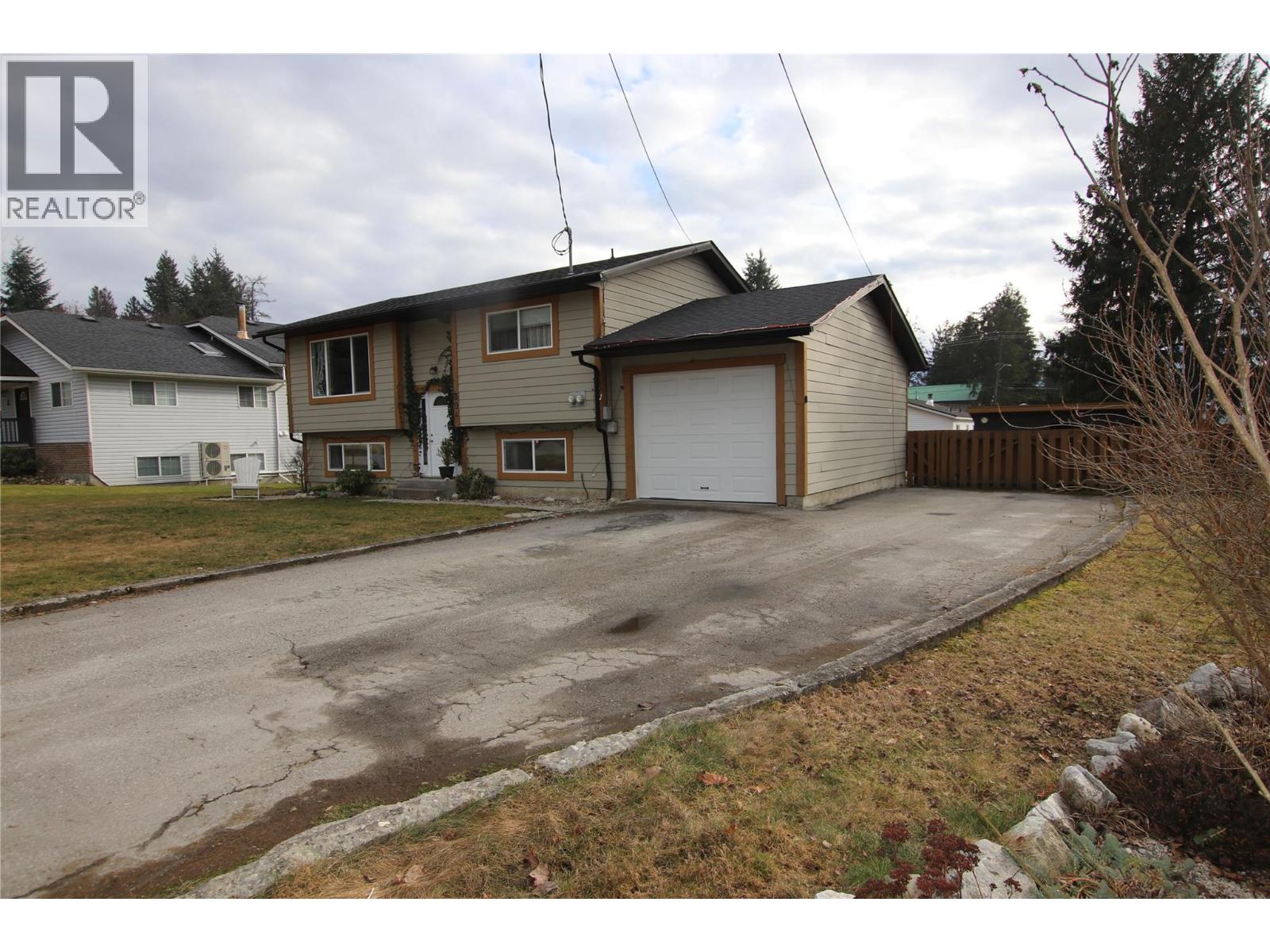 304 5TH  NW Street, Nakusp