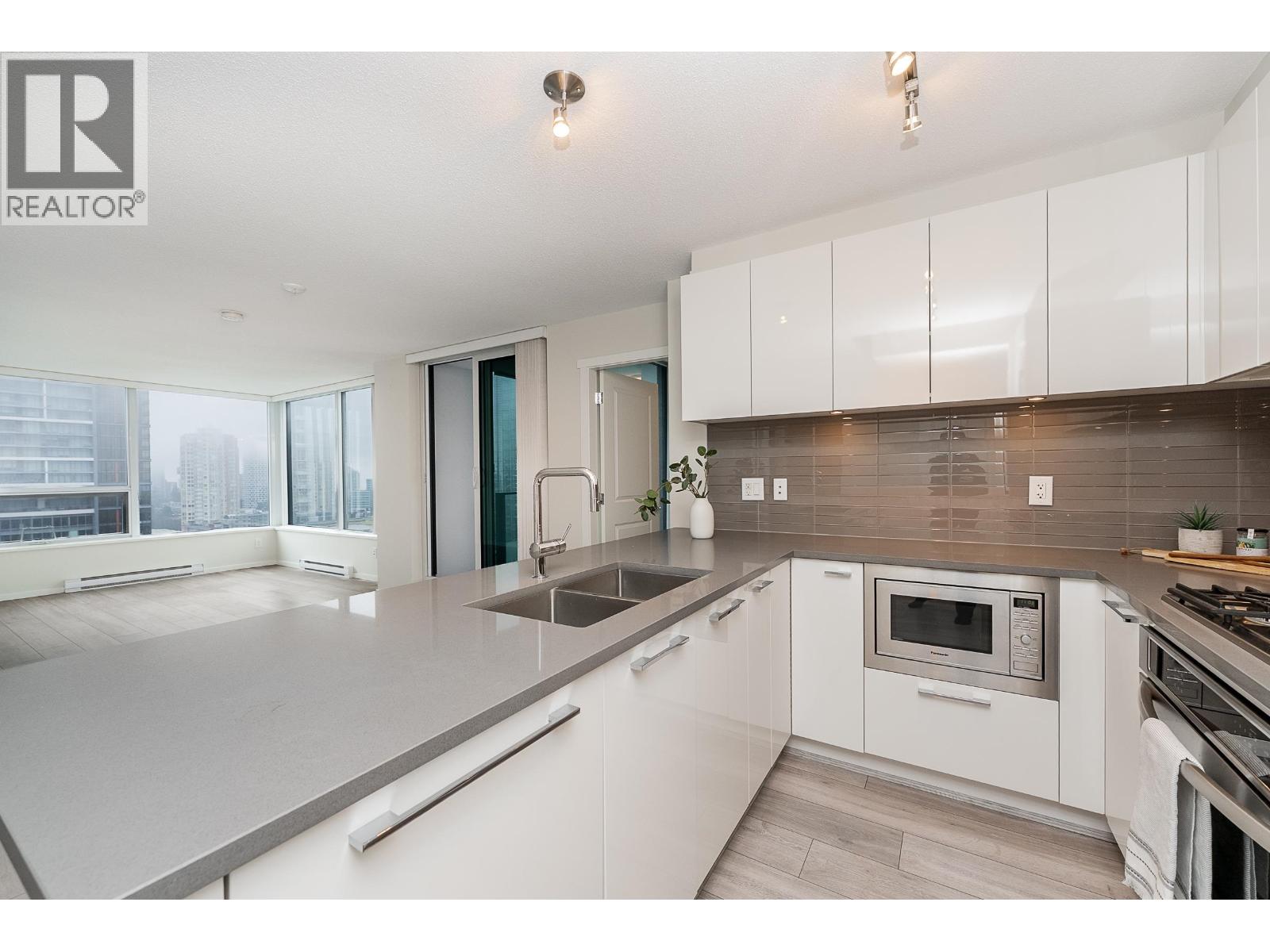 2007 6658 DOW AVENUE - Photo 3 of 40, Burnaby, British Columbia