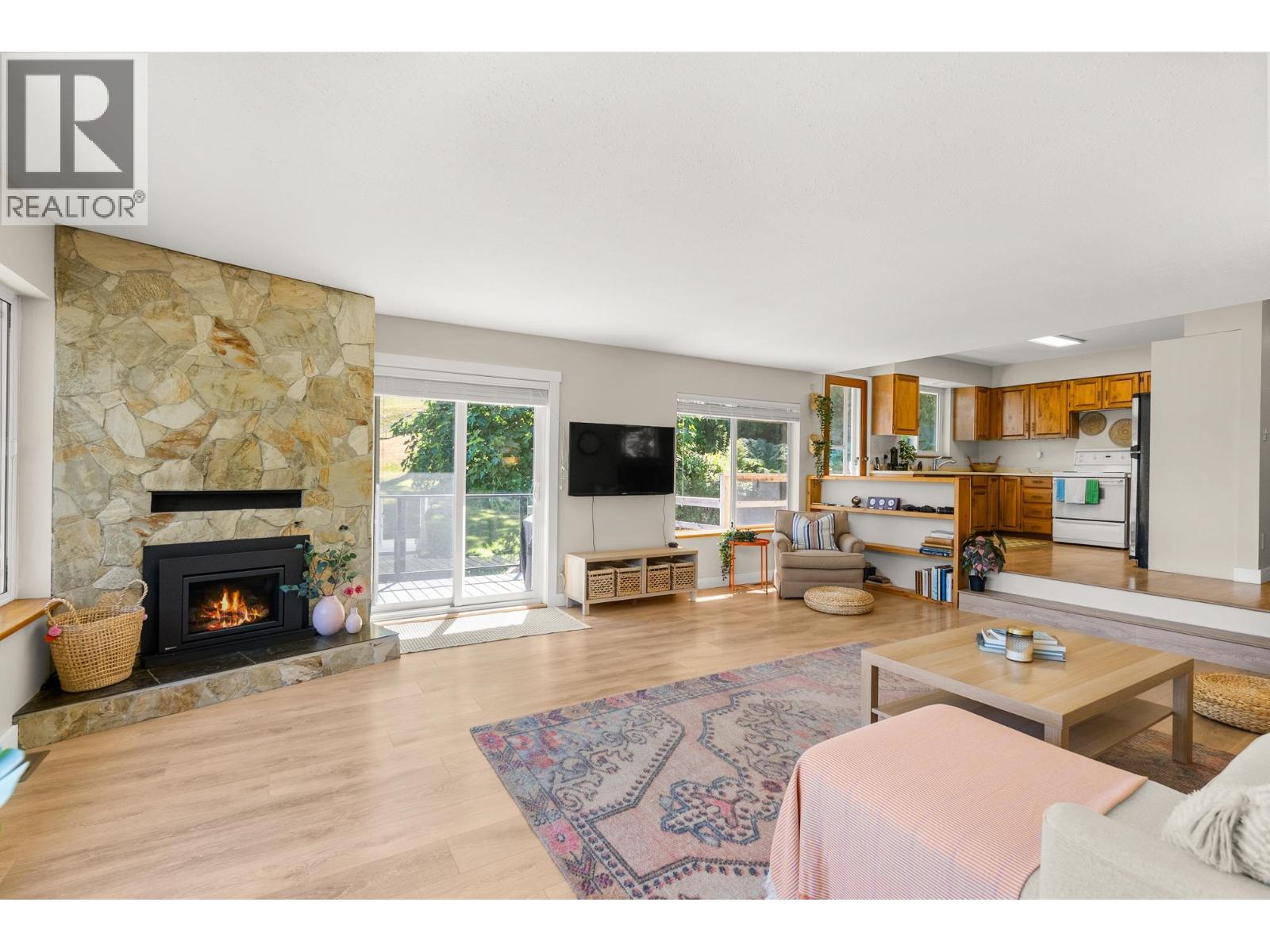 7653 REDROOFFS ROAD, Halfmoon Bay