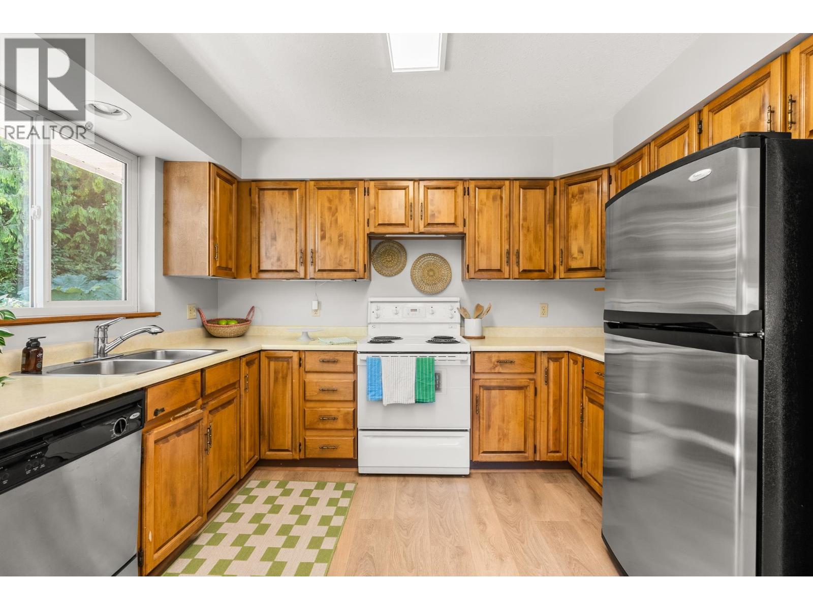 7653 REDROOFFS ROAD, Halfmoon Bay