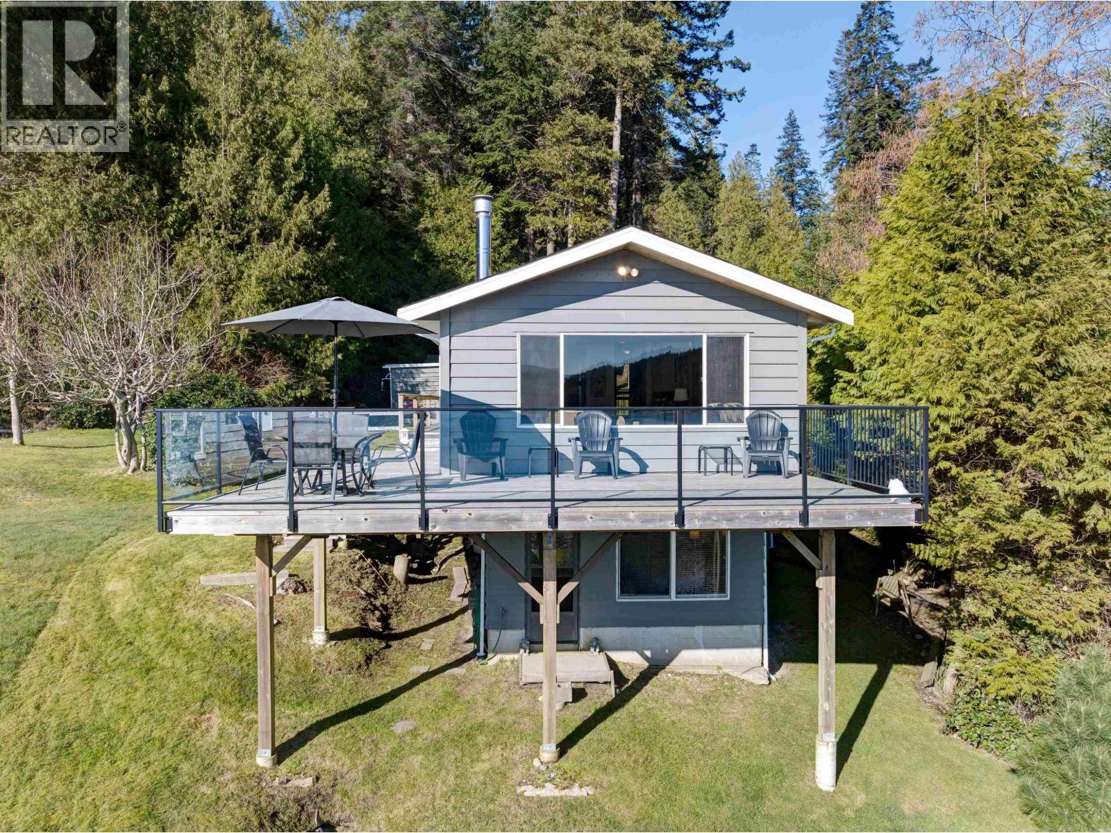 7653 REDROOFFS ROAD, Halfmoon Bay