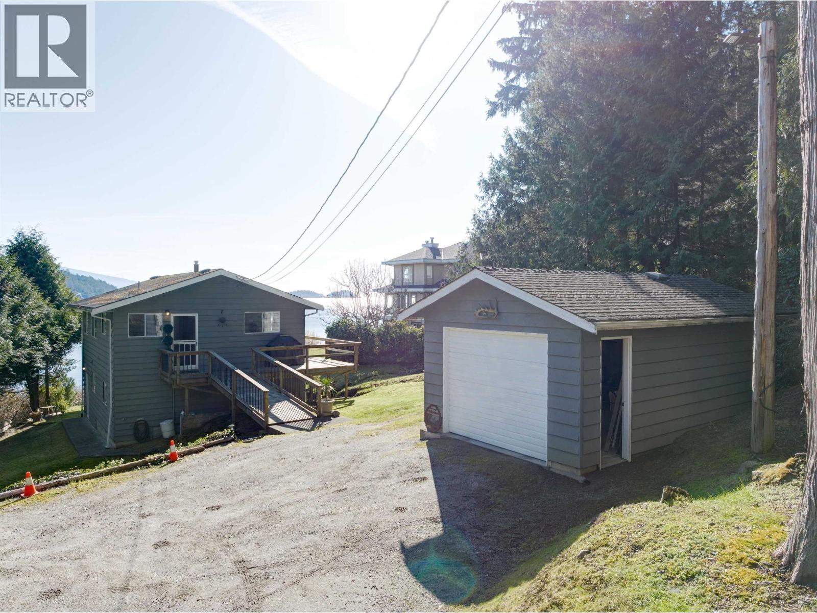 7653 REDROOFFS ROAD, Halfmoon Bay