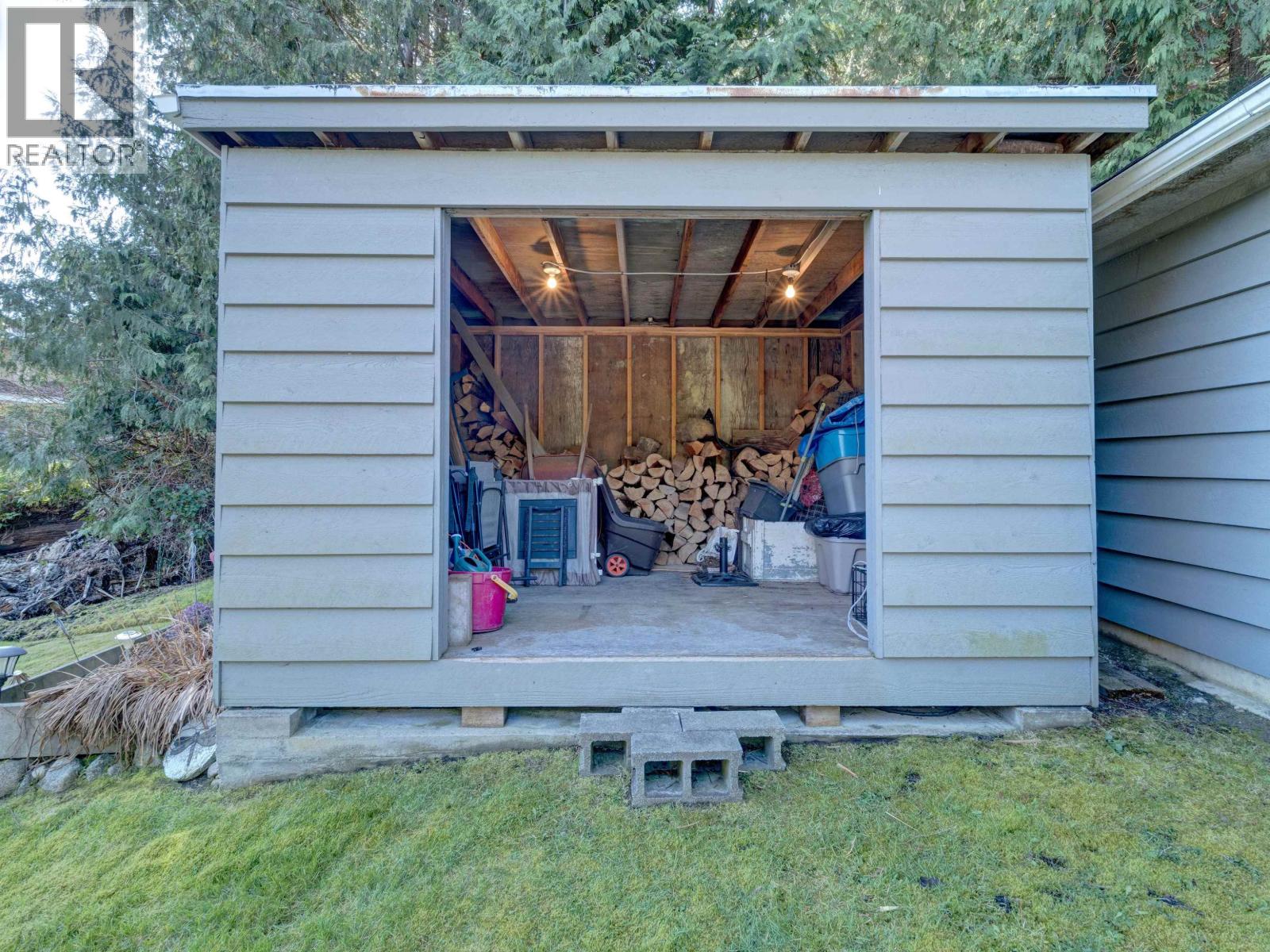 7653 REDROOFFS ROAD, Halfmoon Bay