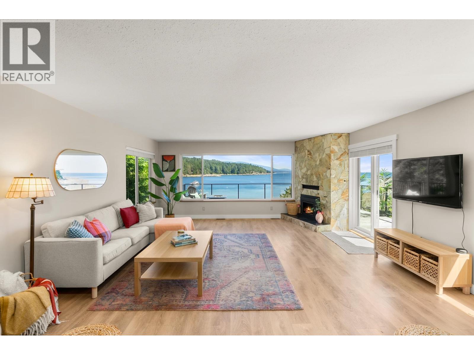 7653 REDROOFFS ROAD, Halfmoon Bay