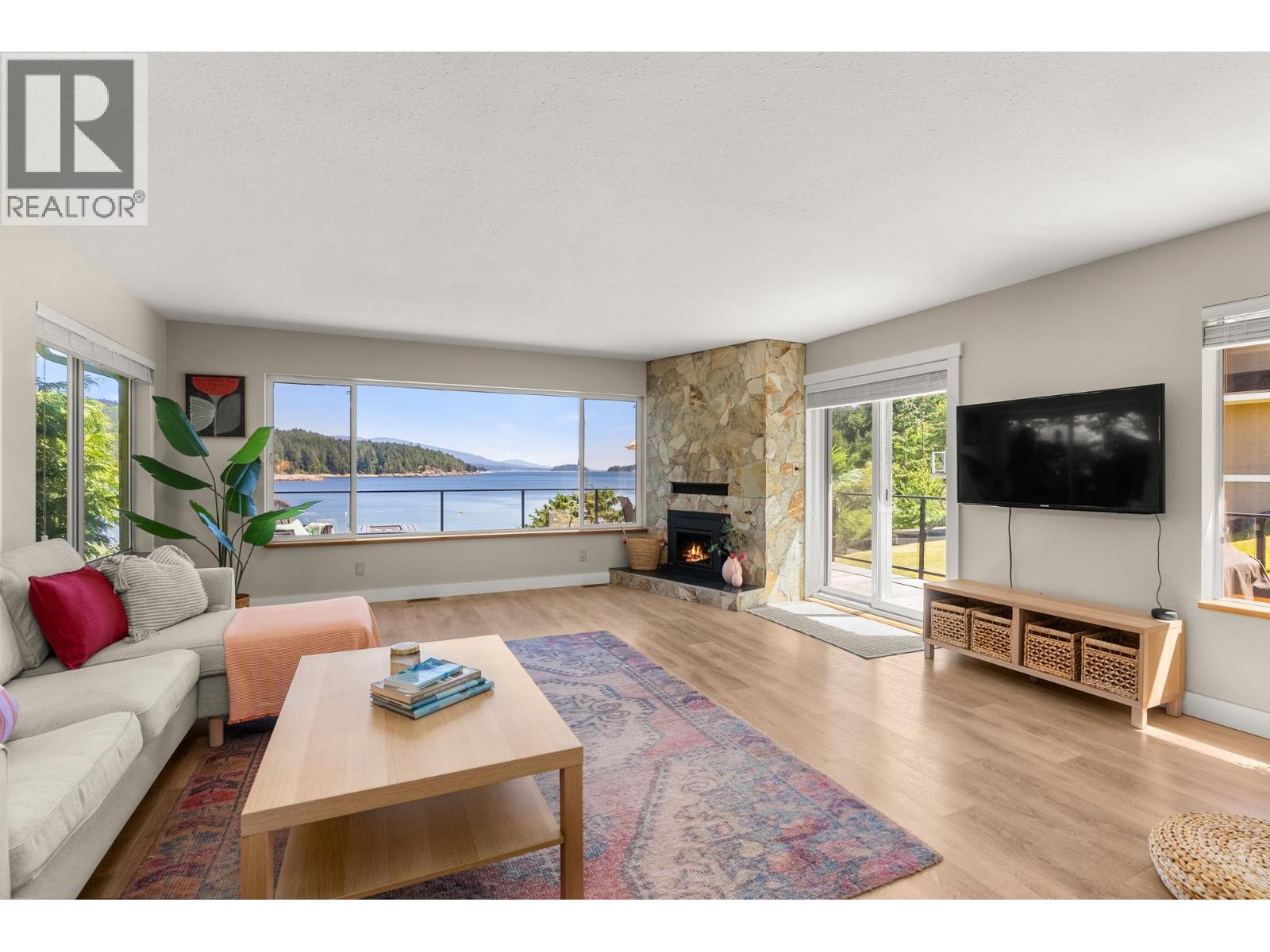 7653 REDROOFFS ROAD, Halfmoon Bay