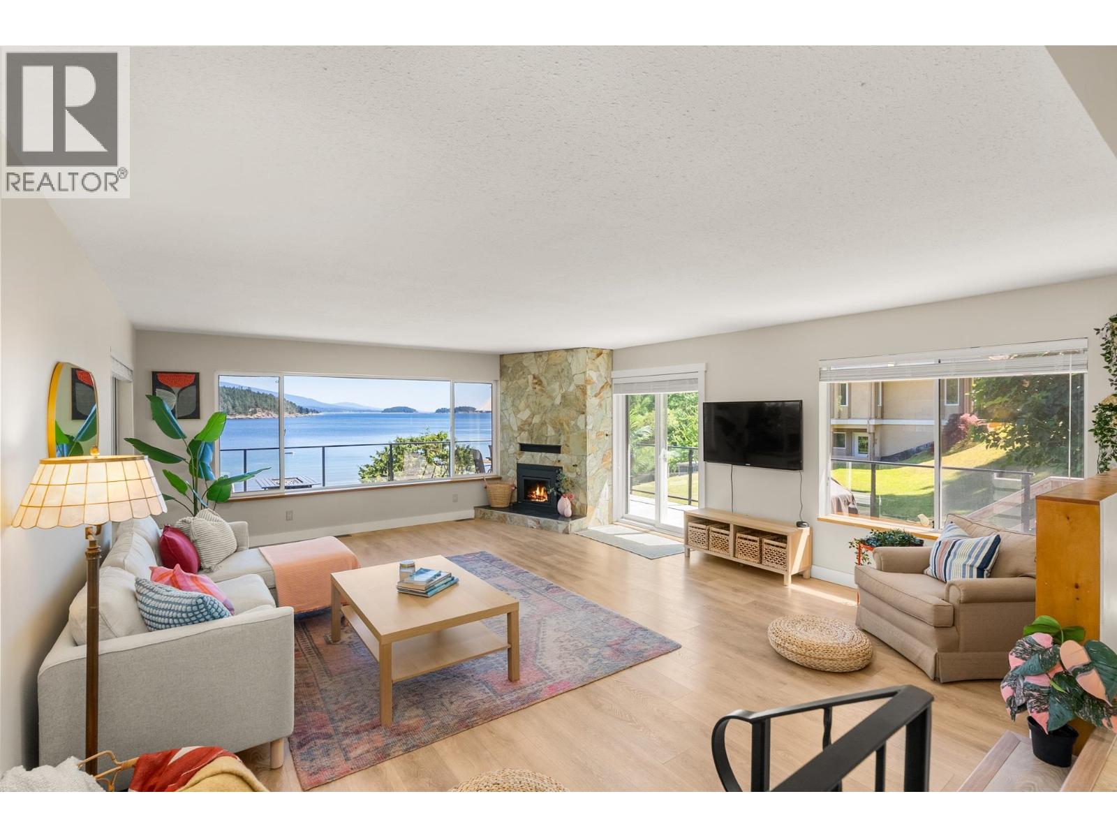 7653 REDROOFFS ROAD, Halfmoon Bay
