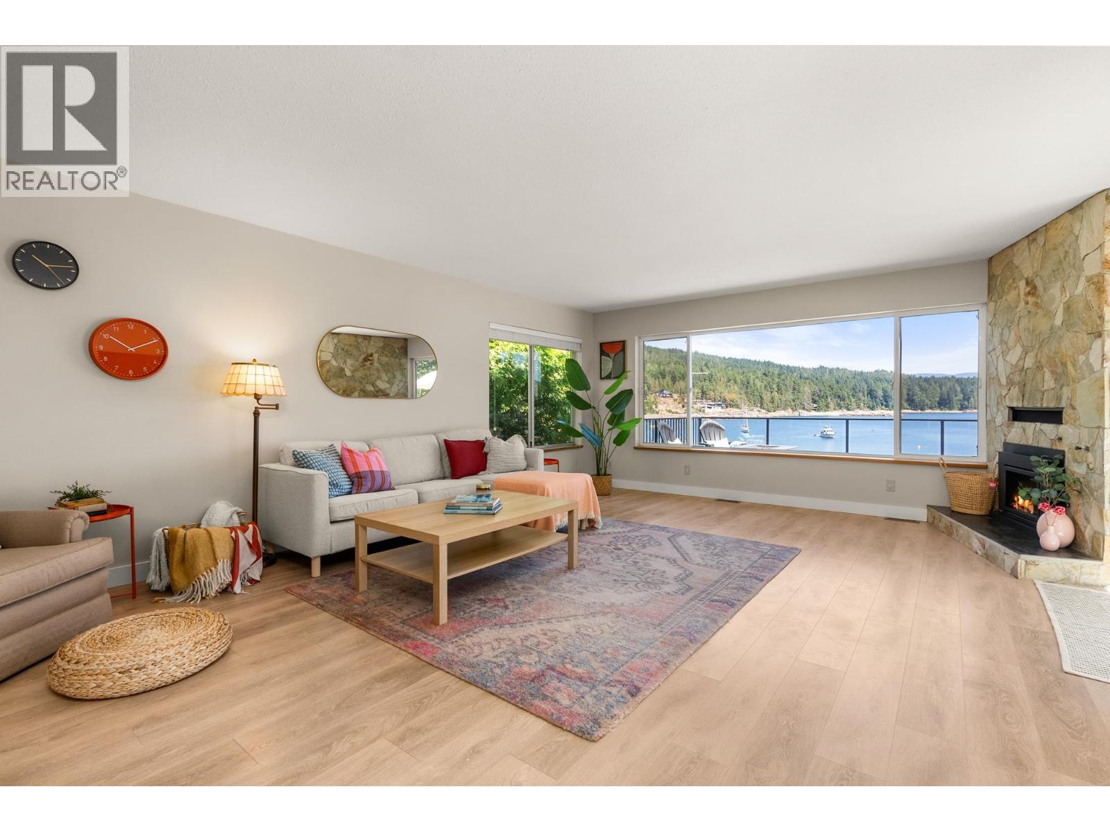 7653 REDROOFFS ROAD, Halfmoon Bay