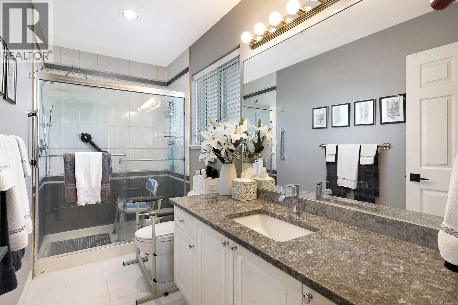 206 2275 Comox Ave, Comox