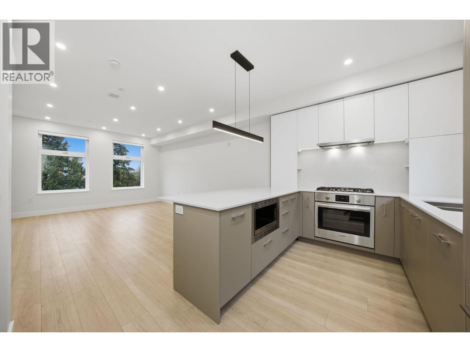 311 342 MOUNTAIN HIGHWAY - Photo 4 of 40, North Vancouver, British Columbia