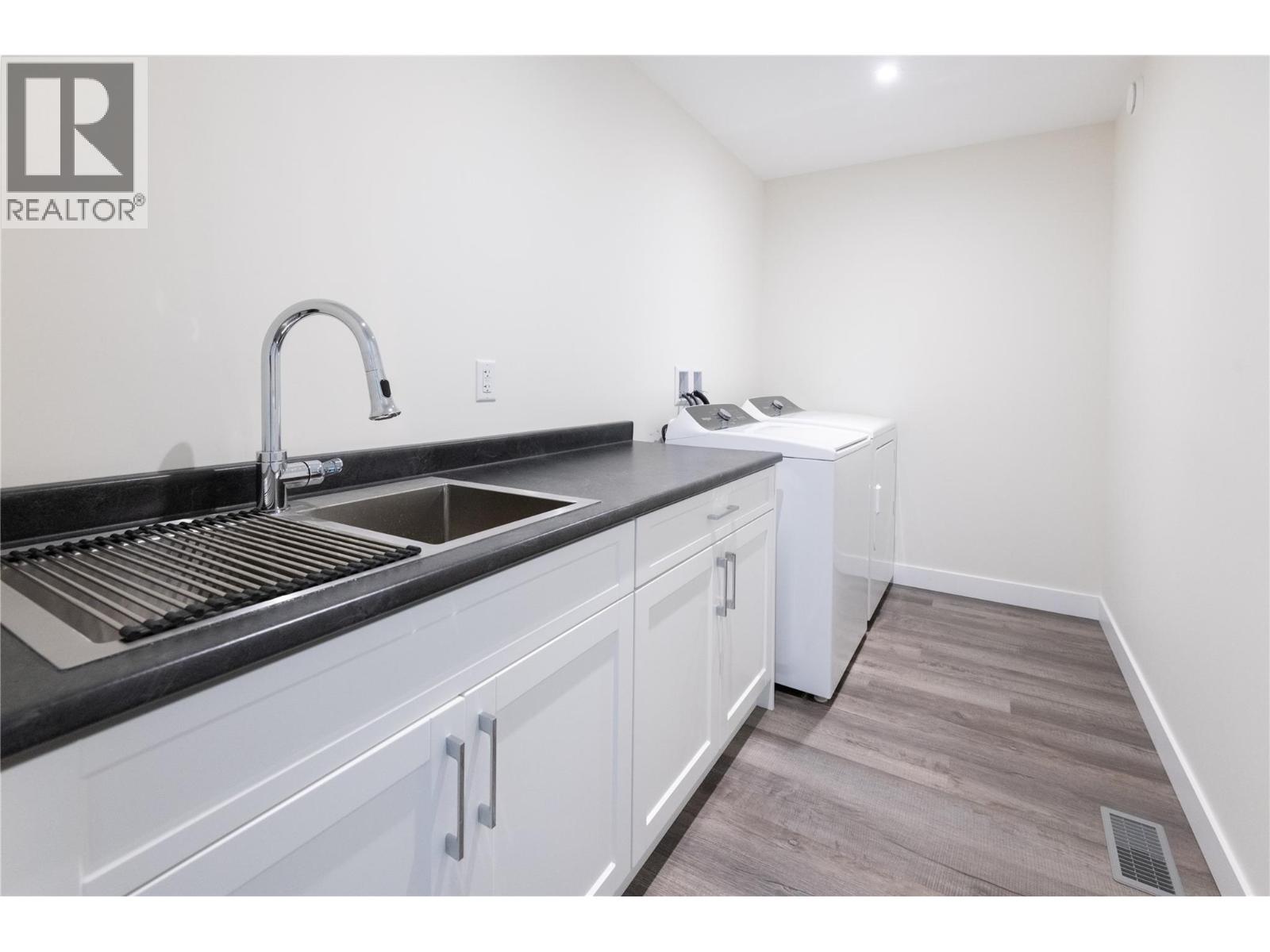  6390 Okanagan Street, Oliver