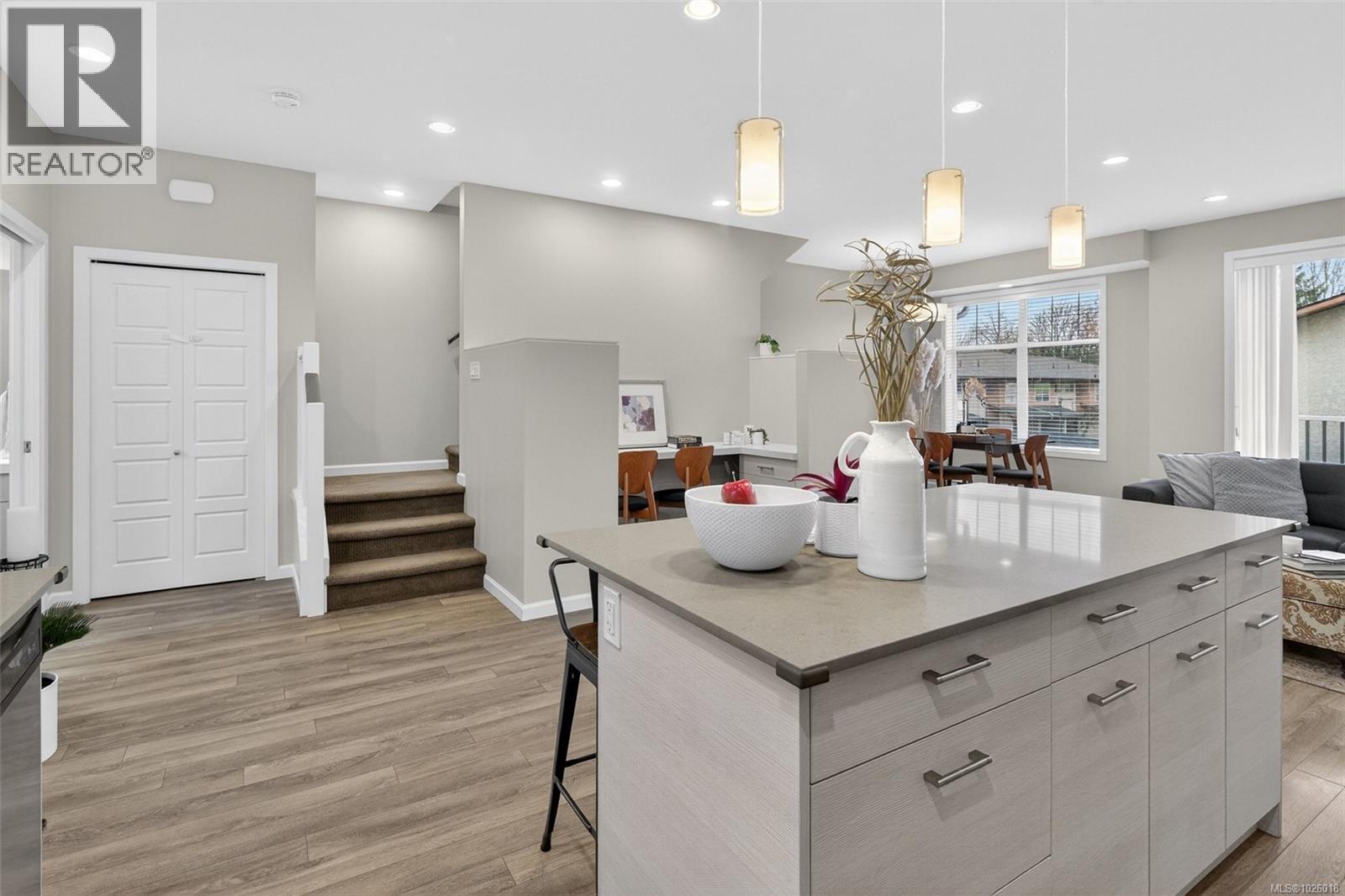 #13 3356 WHITTIER AVE - 10