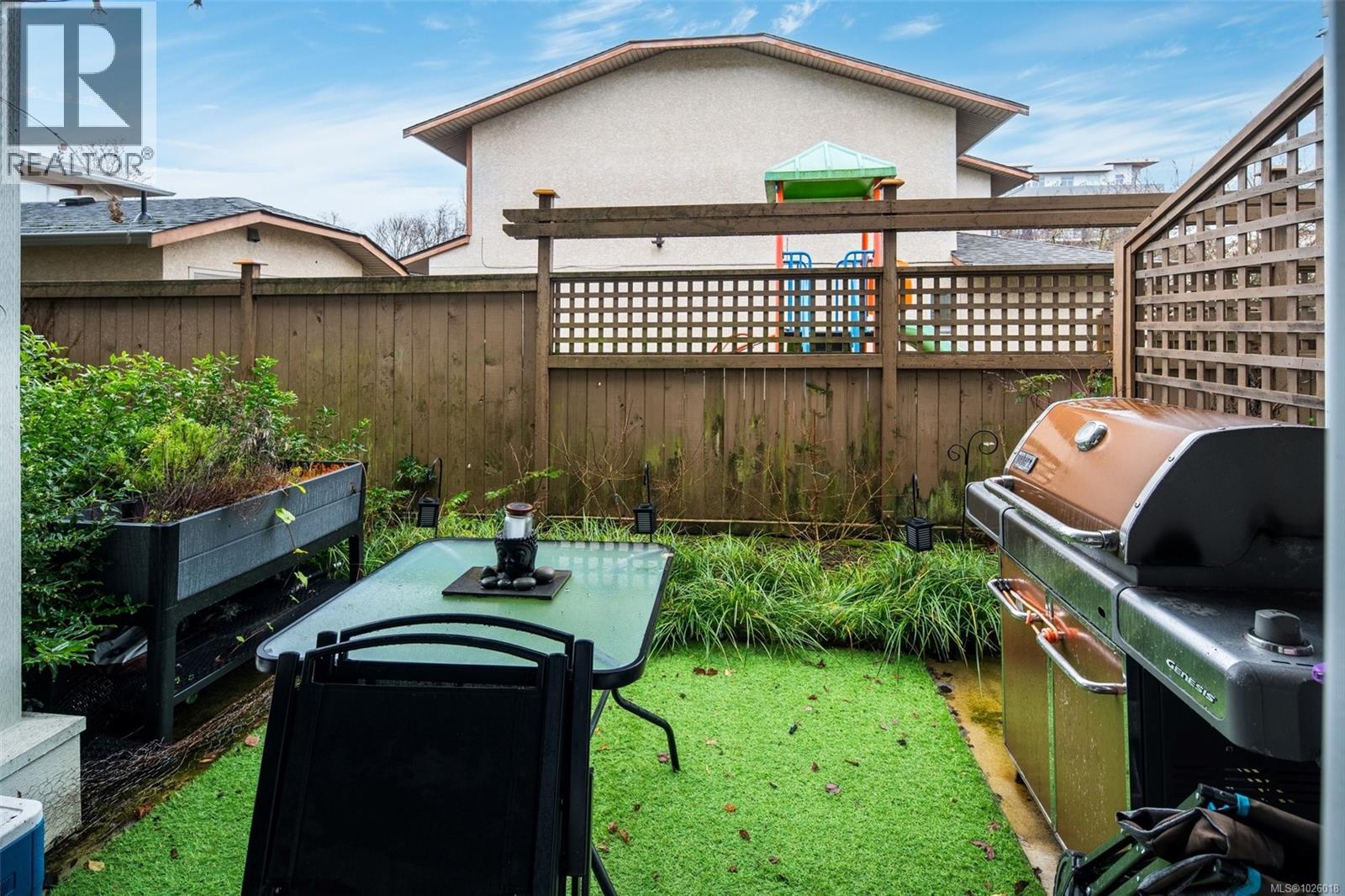 #13 3356 WHITTIER AVE - 22