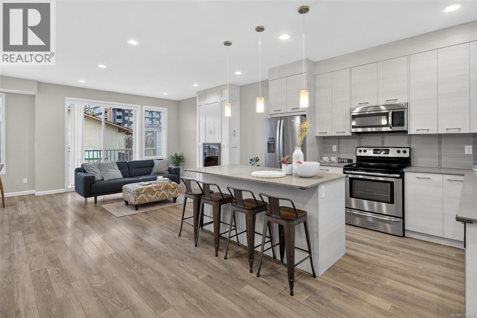 #13 3356 WHITTIER AVE - 6