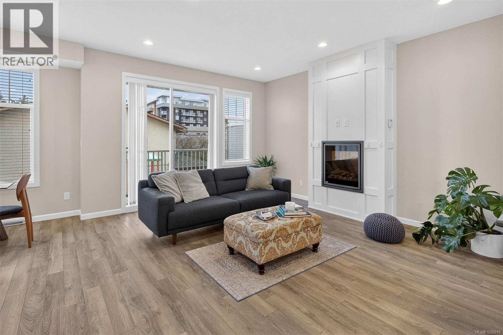 #13 3356 WHITTIER AVE - 8