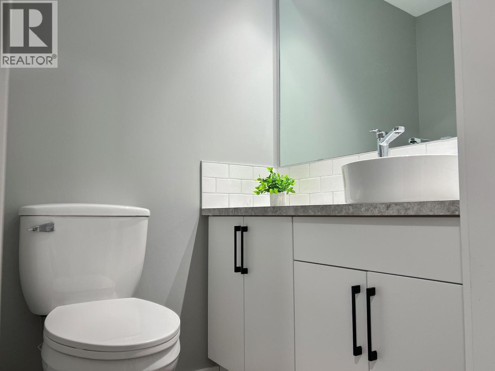 1560 BAY Avenue, Trail