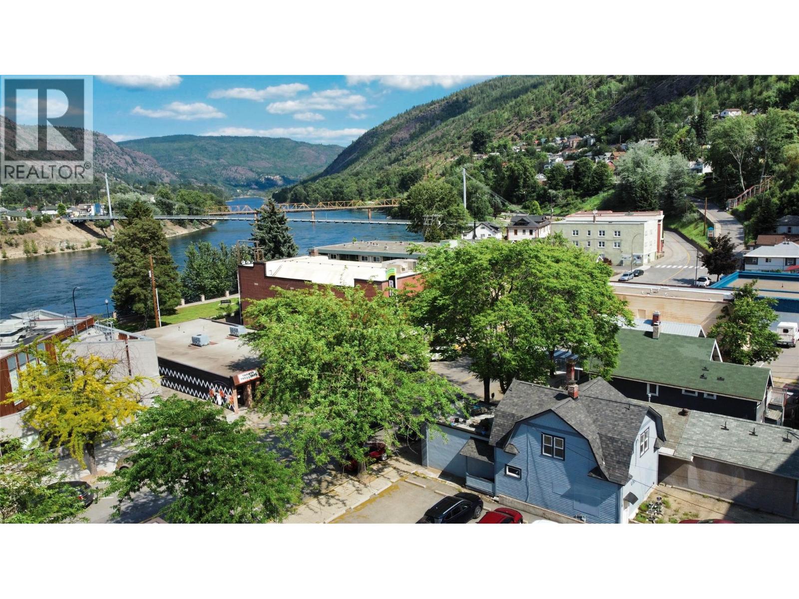 1560 BAY Avenue, Trail