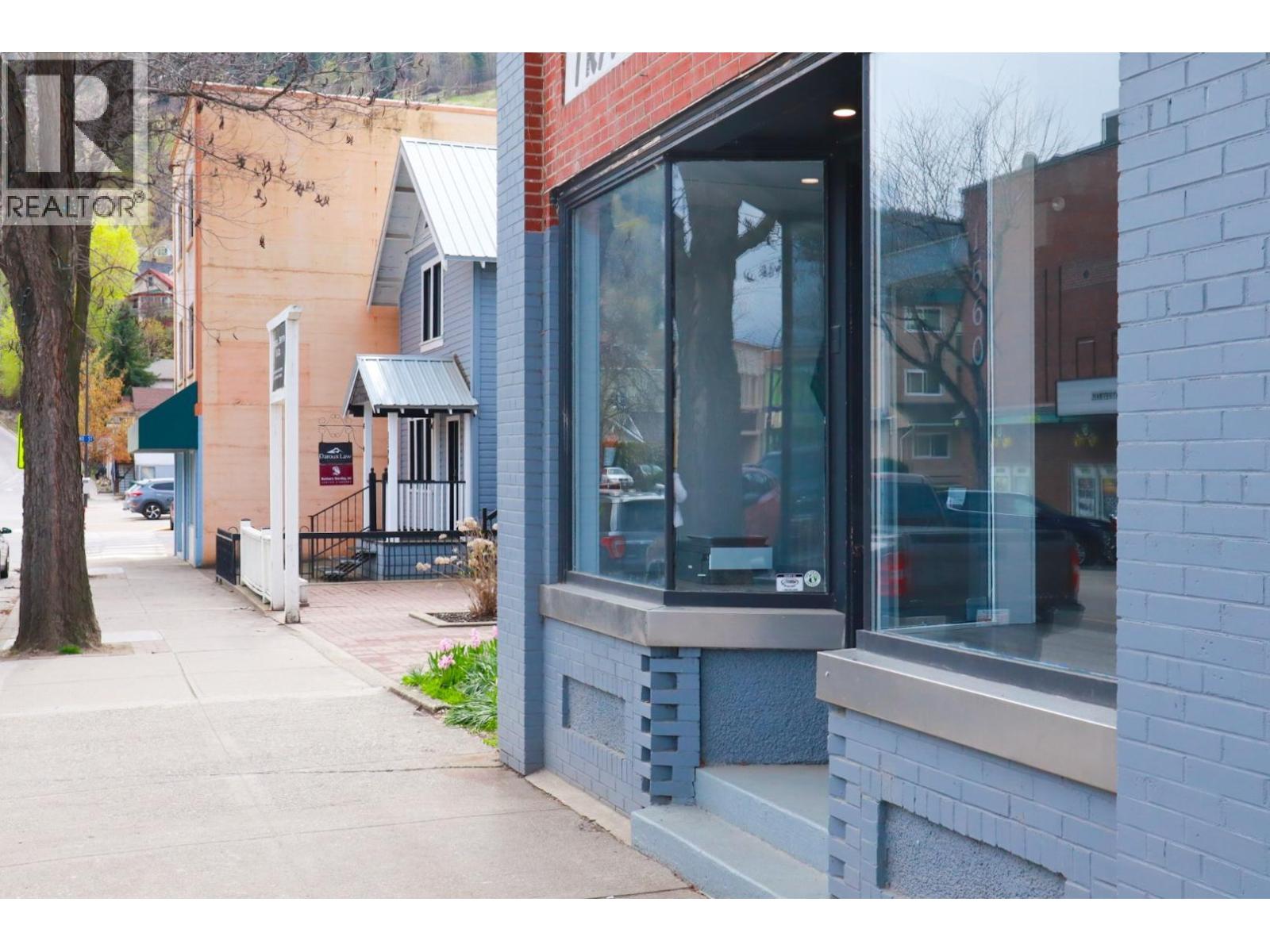 1560 BAY Avenue, Trail