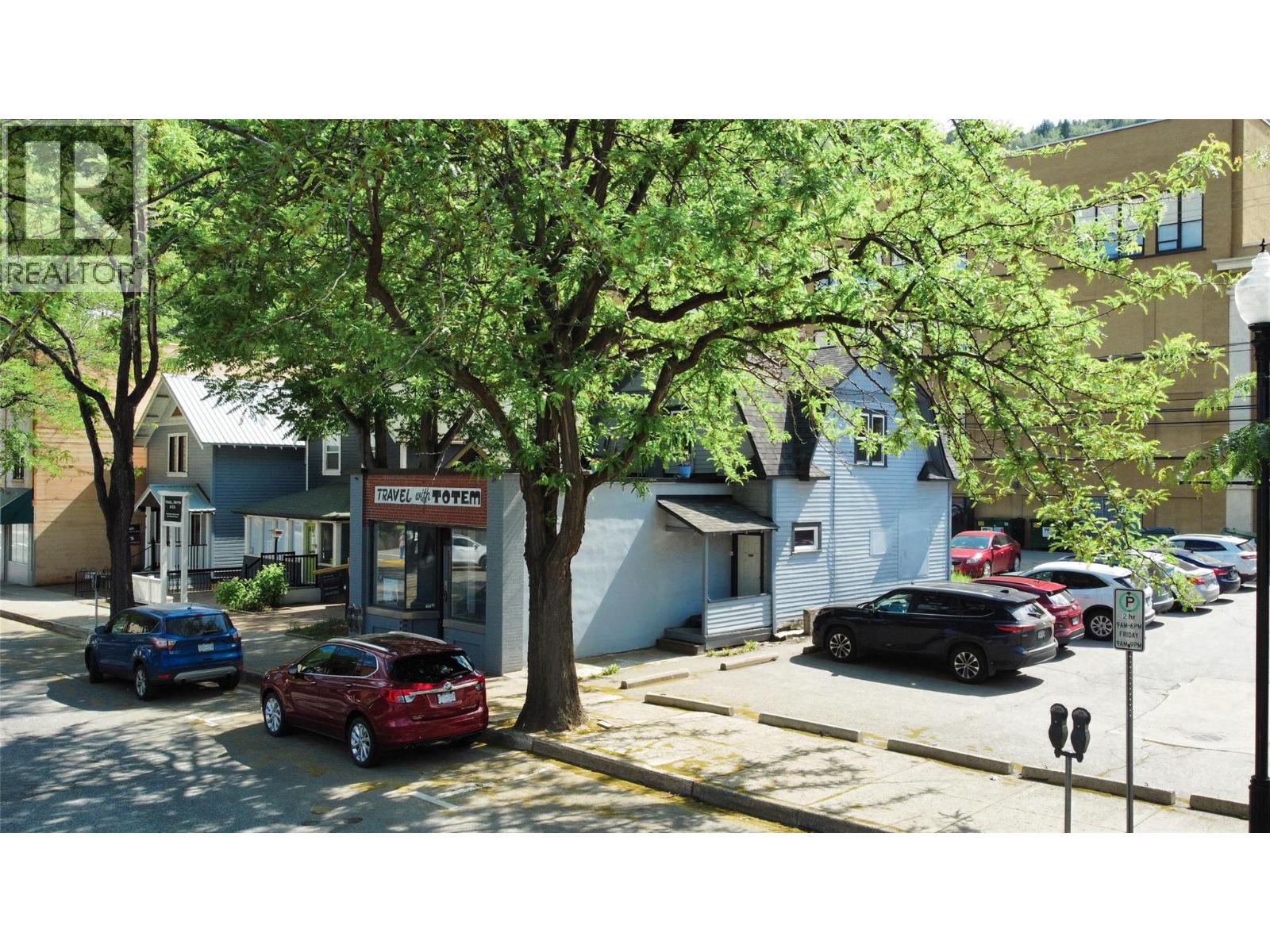 1560 BAY Avenue, Trail