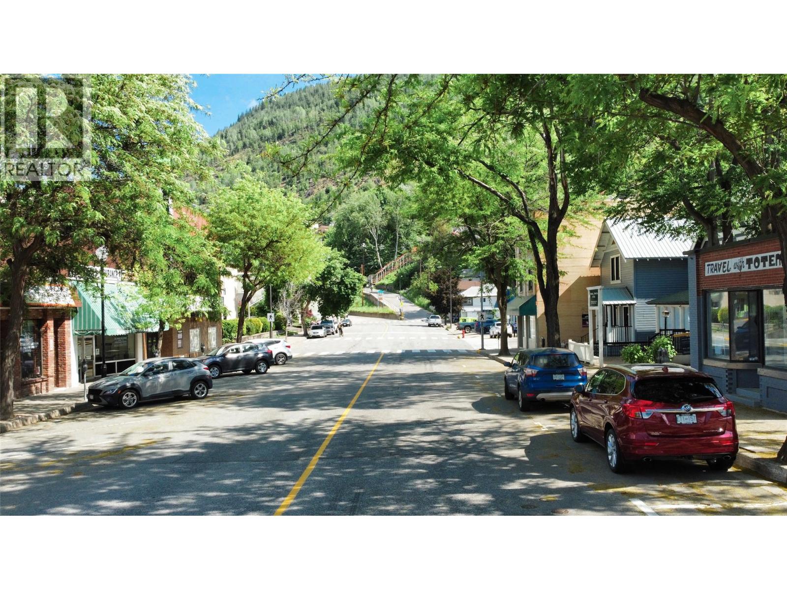 1560 BAY Avenue, Trail