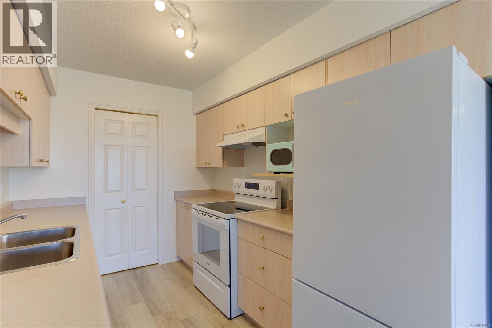 #403 9876 Esplanade St - 17