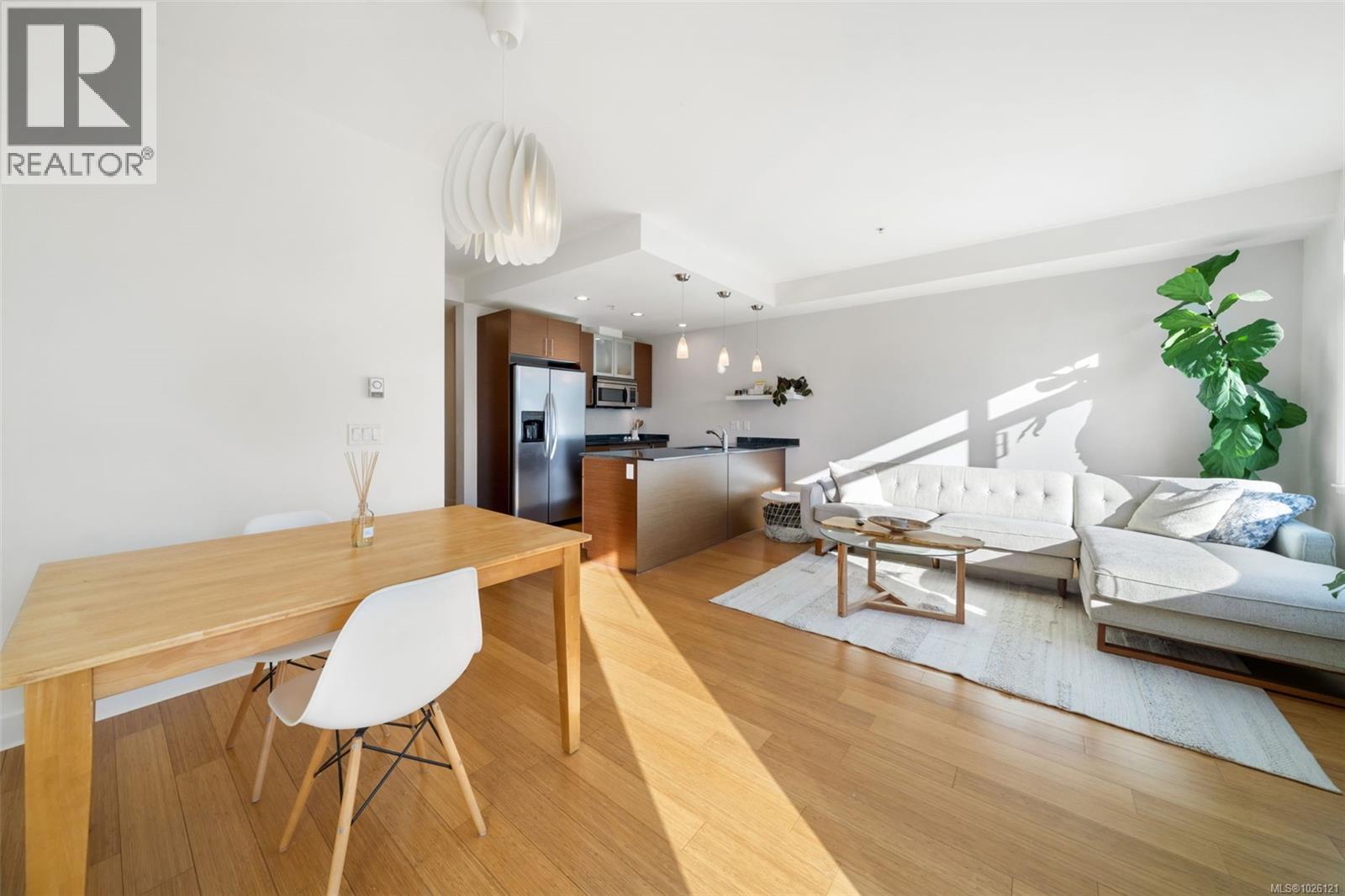 303 3614 Richmond Road, Saanich