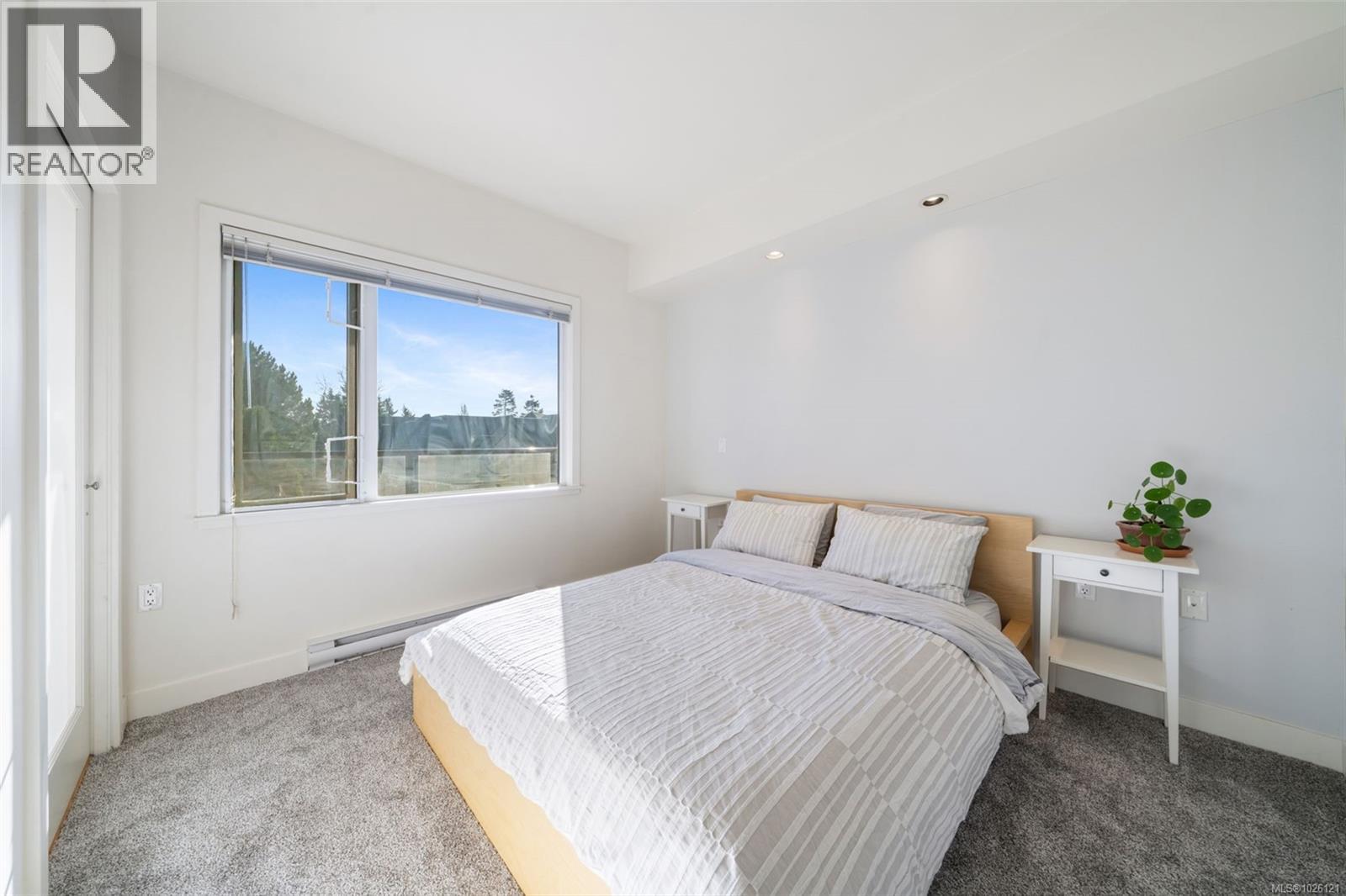 303 3614 Richmond Road, Saanich