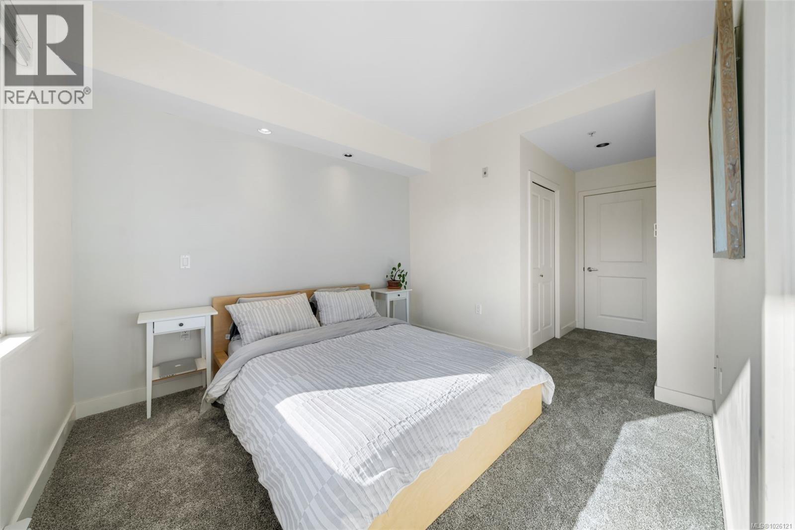 303 3614 Richmond Road, Saanich