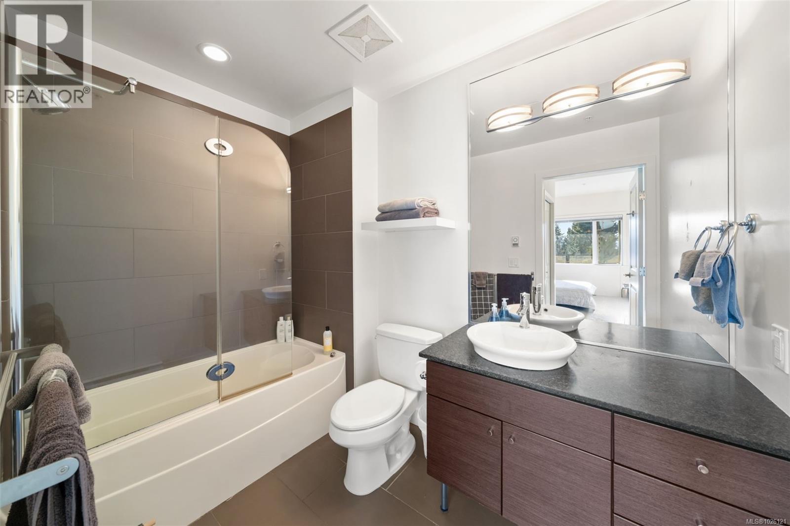 303 3614 Richmond Road, Saanich