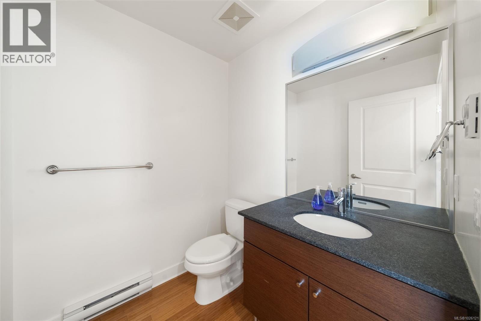 303 3614 Richmond Road, Saanich