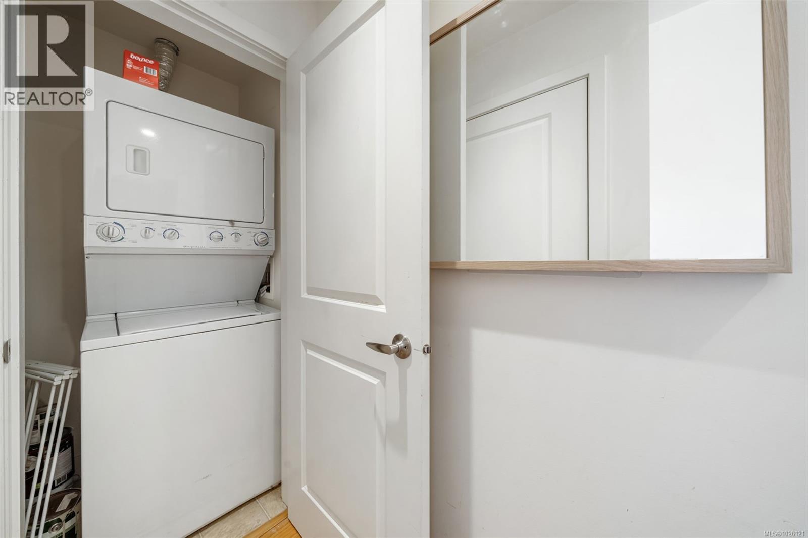 303 3614 Richmond Road, Saanich