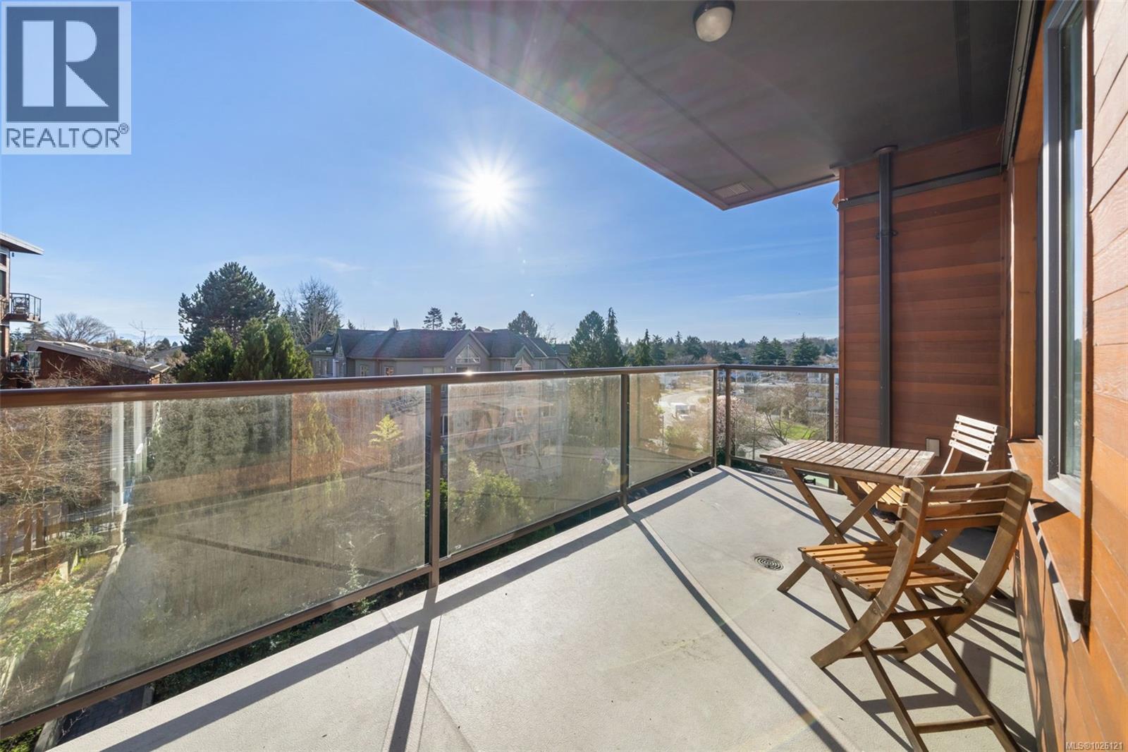 303 3614 Richmond Road, Saanich