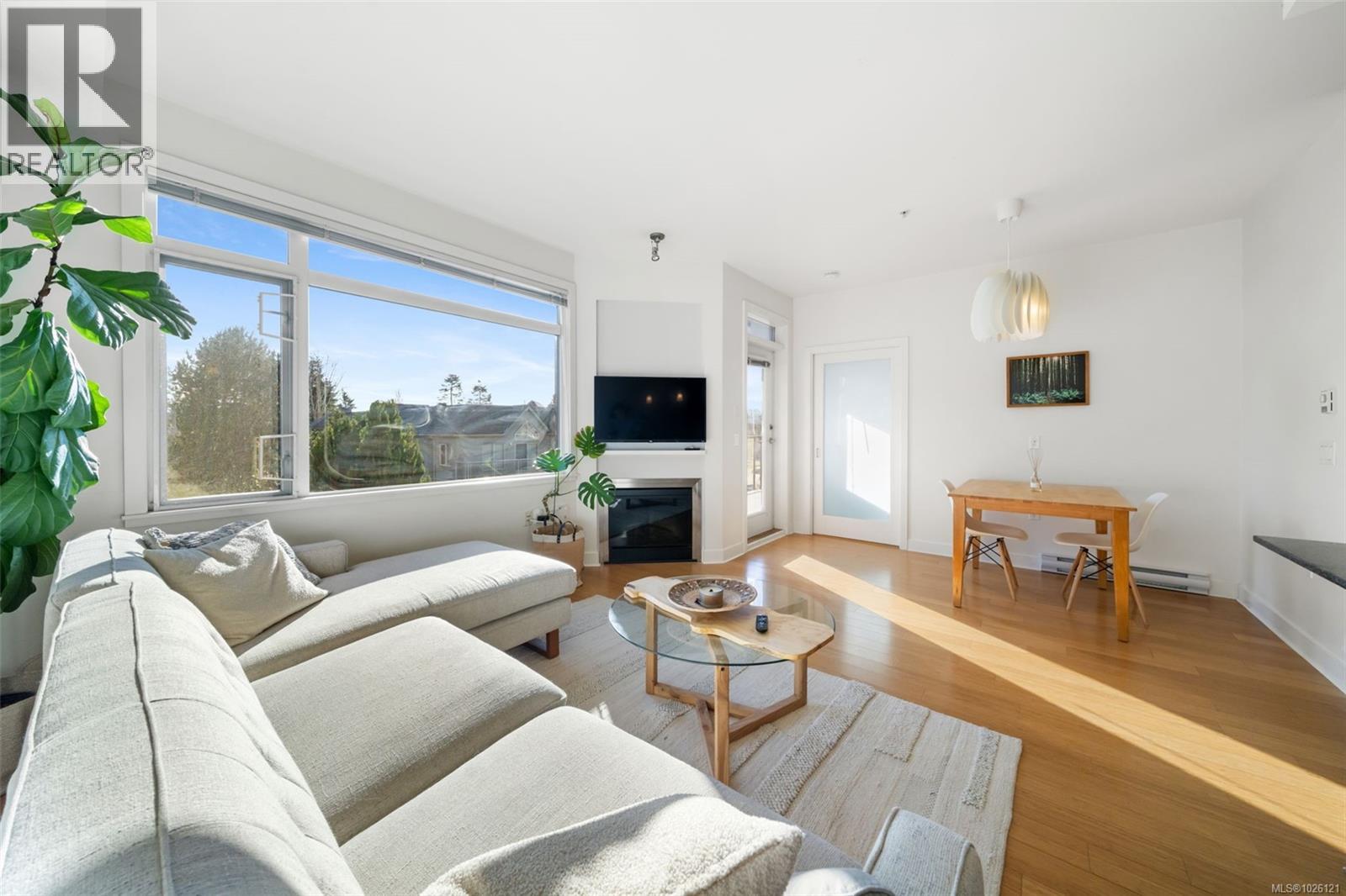 303 3614 Richmond Road, Saanich