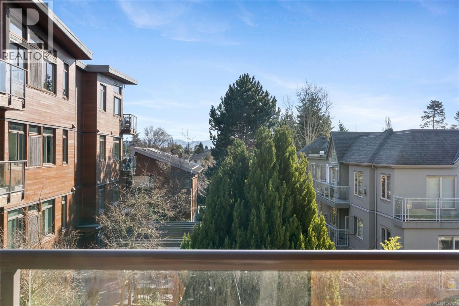 303 3614 Richmond Road, Saanich