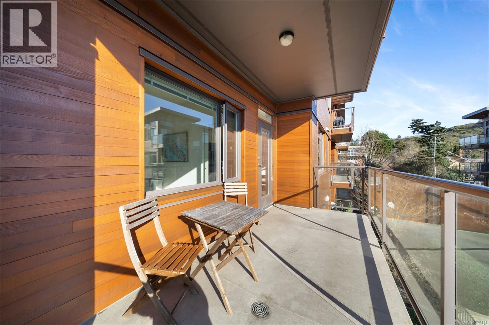 303 3614 Richmond Road, Saanich