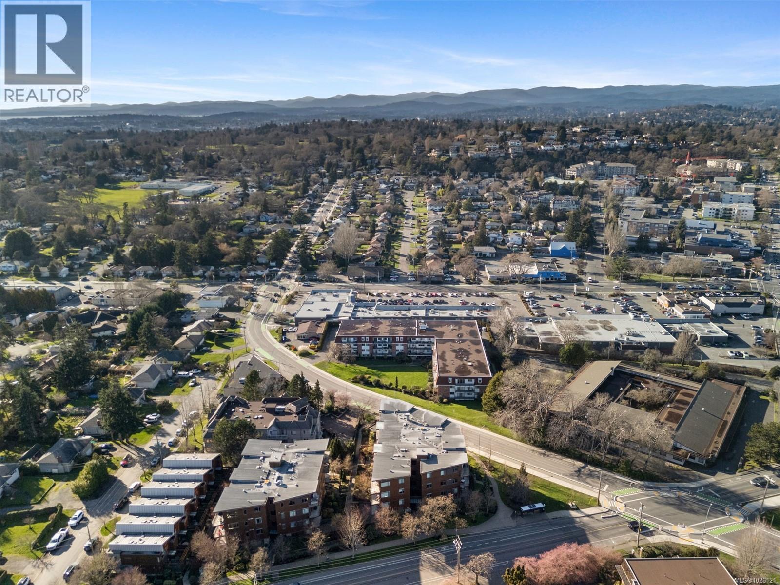 303 3614 Richmond Road, Saanich