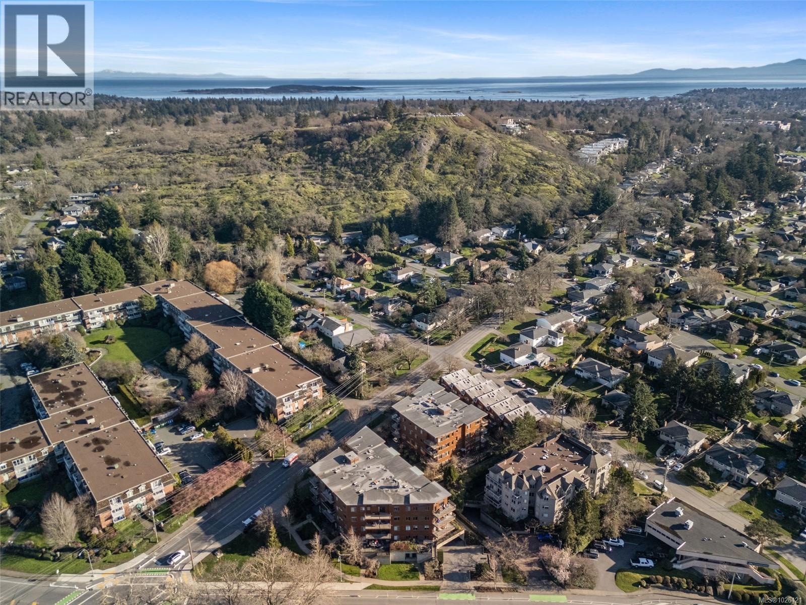 303 3614 Richmond Road, Saanich